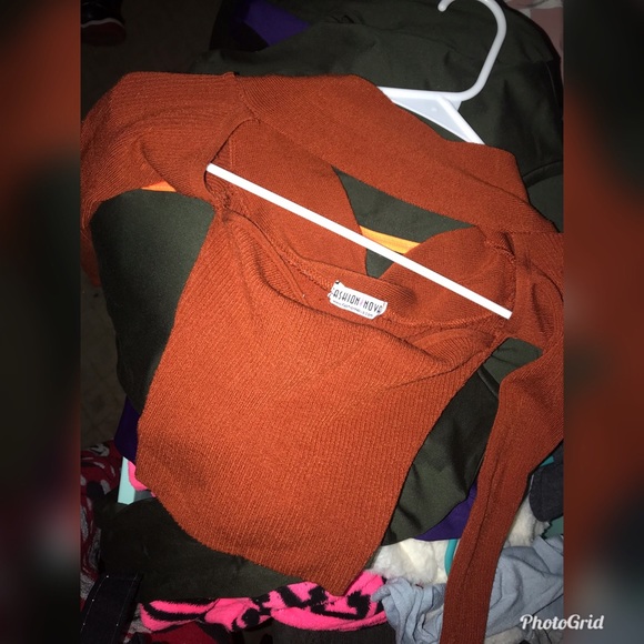 Long sleeve crop tops. - Picture 1 of 2